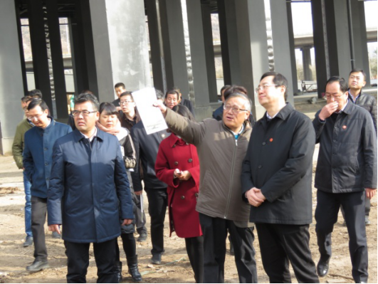 省委常委、西寧市委書記王曉在青海省物產集團總公司黨委書記、總經理王玉輝陪同下，深入青海物產朝陽物流園區。
